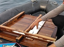 1767352036209-tim-sar-gabungan-kembali-menemukan-serpihan-kapal-pinisi-putri-sakinah-yang-tenggelam-di-selat-pulau-padar-taman-nasional-komo-1767073501925_43