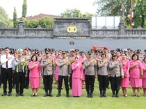 1767352041352-kapolres-gianyar-akbp-chandra-c-kesuma-bersama-jajaran-seusai-upacara-kenaikan-pangkat-96-personel-di-lapangan-apel-tri-brata--1767335585030_43