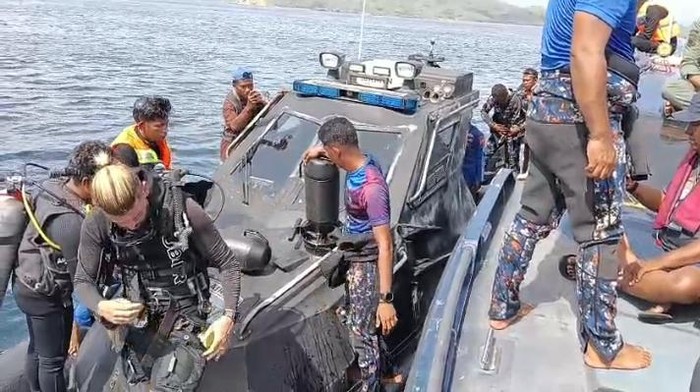 1767352042553-pencarian-korban-kapal-putri-sakinah-pada-hari-kedelapan-di-perairan-labuan-bajo-manggarai-barat-ntt-jumat-212025-foto-dok-bas-1767334177198_169