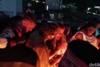 1767373518041-suasana-acara-doa-dan-bakar-seribu-lilin-bersama-warga-labuan-bajo-di-marina-waterfront-city-jumat-212026-malam-1767359073137_169