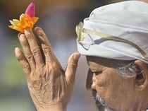 1767395085598-umat-hindu-panjatkan-doa-untuk-keselamatan-di-bali-1757754928666_43