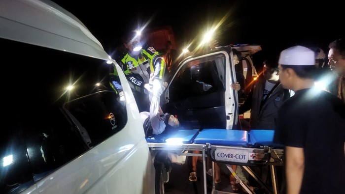 1767438480525-proses-evakuasi-korban-kecelakaan-maut-yang-menewaskan-seorang-ibu-dan-anaknya-di-jalan-denpasar-gilimanuk-desa-yehembang-kang-1767423217335_169