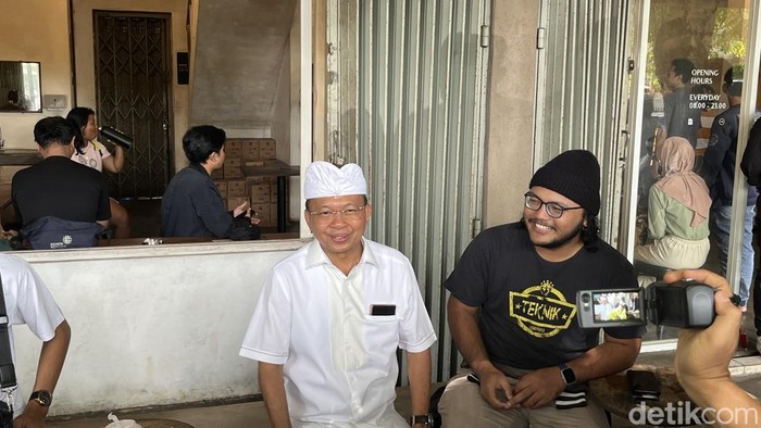 1767438481776-gubernur-bali-wayan-koster-traktir-kopi-anak-muda-saat-perayaan-tumpek-krulut-di-denpasar-sabtu-312026-foto-rizki-setyodetikba-1767420004311_169