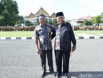 1767589604316-sarjan-dan-abdul-salam-dua-pensiunan-yang-mendapat-tali-asih-setelah-dua-hari-menjadi-pppk-paruh-waktu-kota-bima-senin-512026-1767586169808_43