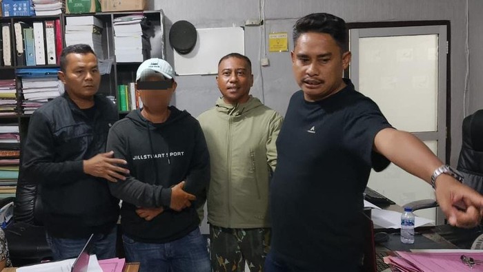 1767589606356-pria-berinisial-h-asal-desa-huu-kecamatan-huu-kabupaten-dompu-ntb-menyerahkan-diri-ke-kantor-polisi-setelah-melontarkan-kata-k-1767584971016_169