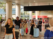 1767589615240-sejumlah-wisatawan-mancanegara-mendarat-di-terminal-internasional-bandara-i-gusti-ngurah-rai-bali-minggu-28122025-foto-aryo-ma-1766916525219_43
