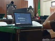 1767632727108-jaksa-penuntut-memperlihatkan-salah-satu-pesan-whatsapp-yang-diterima-saksi-i-nyoman-dwi-andika-dari-brigadir-nurhadi-di-pn-ma-1767622046284_43