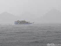 1767675930619-sebuah-kapal-pinisi-berlayar-dalam-kondisi-hujan-lebat-di-perairan-labuan-bajo-manggarai-barat-nusa-tenggara-timur-ntt-ambrosi_43