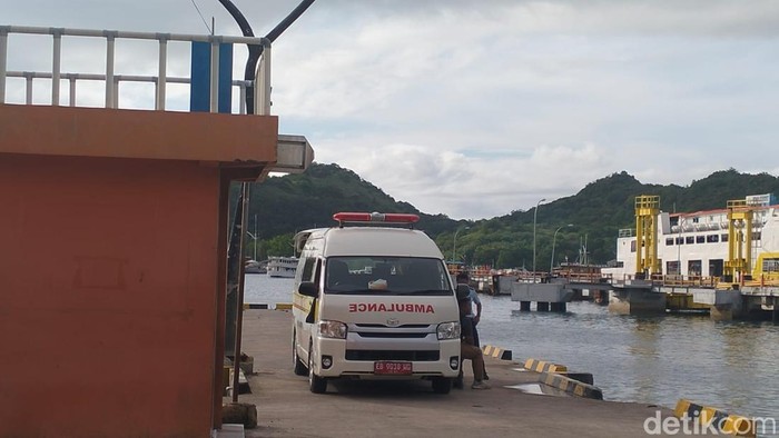 1767697535888-ambulans-disiagakan-di-pelabuhan-marina-labuan-bajo-manggarai-barat-ntt-selasa-612026-foto-ambrosius-ardindetikbali-1767689960729_169