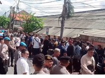 1767697541470-massa-geruduk-polresta-denpasar-1767676784678_43