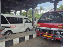 1767762357122-angkutan-siswa-gratis-yang-sedang-terparkir-di-kecamatan-klungkung-ni-komang-ayu-leona-wirawandetikbali-1767753286405_43