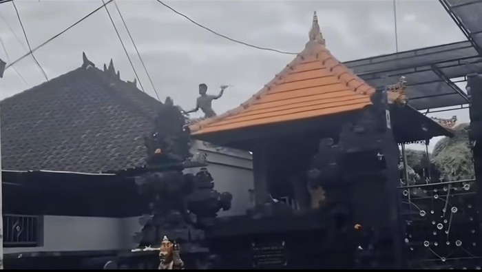 1767762367851-seorang-pria-berinisial-so-naik-ke-atas-atap-rumah-dan-melempari-warga-dengan-kondisi-telanjang-di-kawasan-jalan-majapahit-kut-1767677570823_169