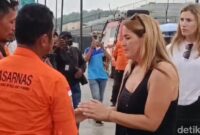 1767783941540-momen-saat-istri-pelatih-sepakbola-wanita-valencia-cf-martin-carreras-fernando-menyalami-personel-tim-sar-gabungan-di-pelabuha-1767779265866_169