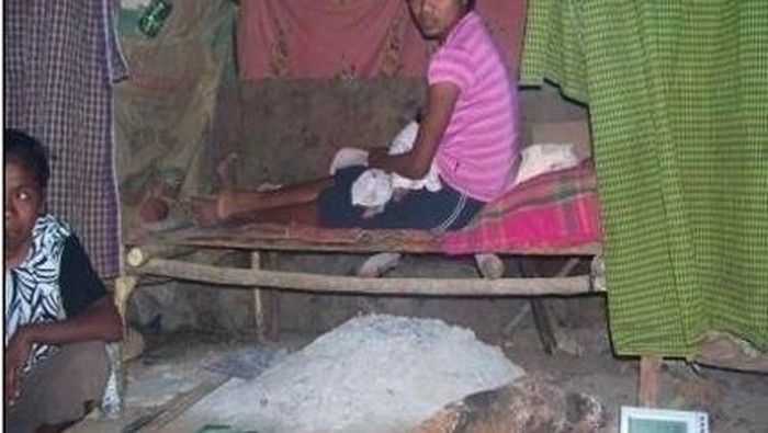 1767848757566-ilustrasi-seorang-ibu-dan-bayinya-saat-menjalankan-tradisi-sei-di-pulau-timor-ntt-dok-athena-a-dan-rachmalina-soerachman-1767774768449_169