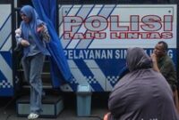 1767913481531-antrean-mengular-di-buaran-warga-serbu-sim-keliling-di-hari-libur-1749967471023_43