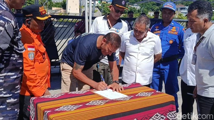 1767956747388-perwakilan-keluarga-korban-menandatangani-berita-acara-penutupan-operasi-pencarian-korban-tenggelam-km-putri-sakinah-di-labuan-1767946882675_169