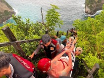 1767978318320-upaya-evakuasi-wna-ceko-di-pantai-kelingking-nusa-penida-jumat-912026-polsek-nusa-penida-1767966454876_43