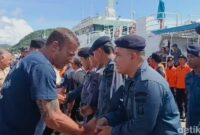 1768021518448-momen-perwakilan-keluarga-menyalami-satu-per-satu-personel-sar-gabungan-saat-penutupan-operasi-pencarian-korban-di-pelabuhan-m-1768009892825_169