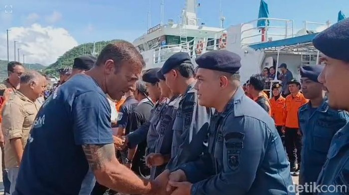 1768021526315-momen-perwakilan-keluarga-menyalami-satu-per-satu-personel-sar-gabungan-saat-penutupan-operasi-pencarian-korban-di-pelabuhan-m-1768009892825_169