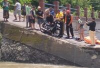 1768043113363-proses-evakuasi-warga-yang-tergelincir-akibat-tali-gas-motor-putus-di-tukad-unda-klungkung-bali-sabtu-1012026-foto-dok-istimew-1768032785301_43