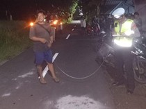 1768129515999-polisi-mengecek-lokasi-tabrakan-dua-pemotor-yang-menyebabkan-satu-pengendara-tewas-di-jalan-kubutambahan-km-21-tepatnya-di-ban-1768126395655_43