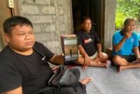 1768129516775-keluarga-menunjukkan-foto-ni-komang-dewantari-ketika-masih-hidup-melalui-ponselnya-saat-ditemui-di-rumah-duka-di-desa-tulamben-1768124568125_43