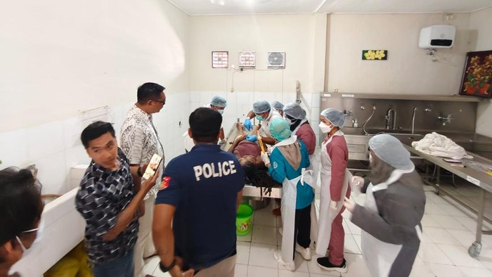 1768129518723-proses-visum-jenazah-wn-prancis-berinisial-pnl-di-rumah-sakit-bhayangkara-mataram-sabtu-1012026-foto-dok-polres-lombok-utara-1768116697528_169