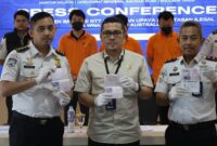 1768129519890-imigrasi-ntt-menggagalkan-keberangkatan-ilegal-tiga-wn-china-di-wilayah-pantai-tablolong-kabupaten-kupang-ntt-foto-dok-imigras-1768112097416_169