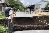 1768129520396-kondisi-jembatan-ambruk-yang-menghubungkan-dua-kecamatan-di-lombok-timur-ntb-minggu-1112025-foto-sanusi-ardi-wdetikbali-1768110455355_43