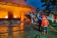 1768151124484-pemadaman-kebakaran-bengkel-di-klungkung-minggu-1112026-damkar-klungkung-1768144656726_43