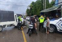 1768151129134-polisi-melakukan-olah-tkp-di-lokasi-pikap-tabrak-pejalan-kaki-hingga-tewas-di-jenderal-soeharto-kelurahan-naikoten-i-kecamatan-1768138687330_43