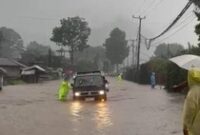 1768151131750-hujan-deras-yang-mengguyur-wilayah-kabupaten-buleleng-menyebabkan-genangan-air-di-jalur-utama-singarajadenpasar-tepatnya-di-de-1768135714588_43