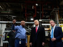 1768453547761-trump-ke-detroit-klaim-kebijakan-tarif-dongkrak-investasi-industri-otomotif-1768372770681_43